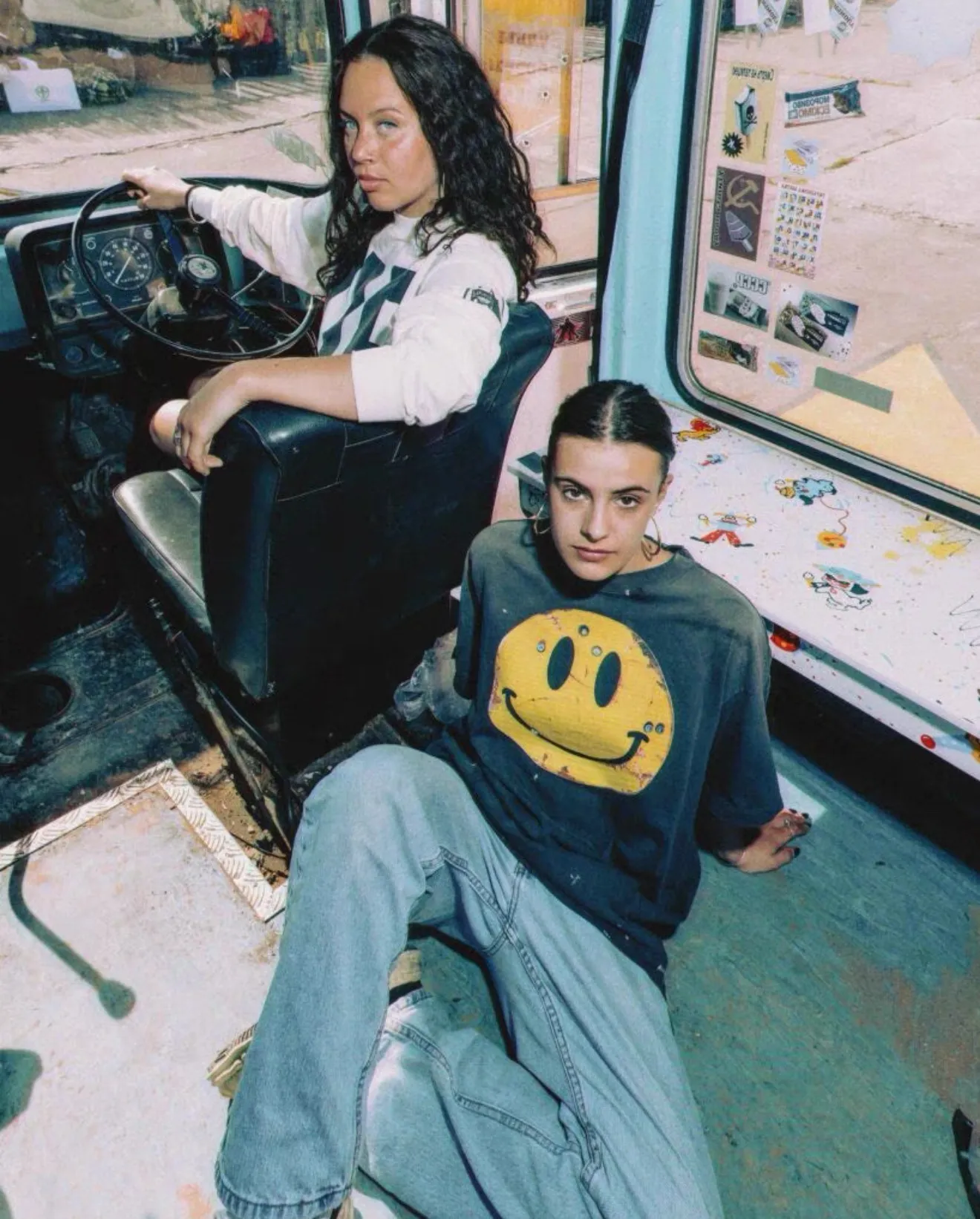 ❥8036#P140 Saint Mxxxxxx ✖️KLF New Old Smiley Face Made of double-yarn double-ply cotton batik fabric 290g, comfortable and breathable to wear. Stiff silhouette, full of street feel, loose fit. Craftsmanship: semi-water slurry printing + graffiti + spray coding, batik and wash. Size: (S-M-L-XL) Color: Washed black